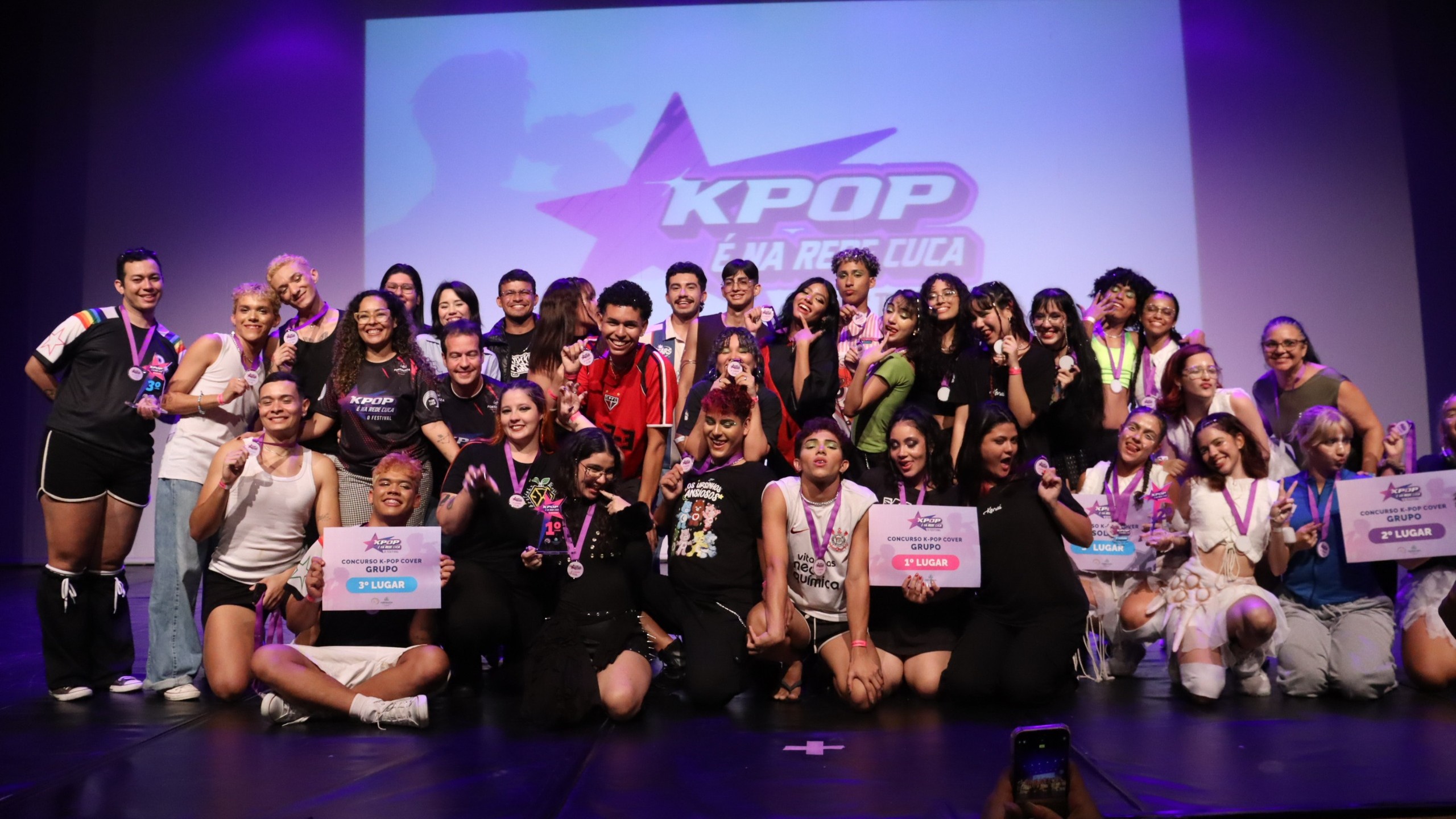 grupo de pessoas posa para a foto